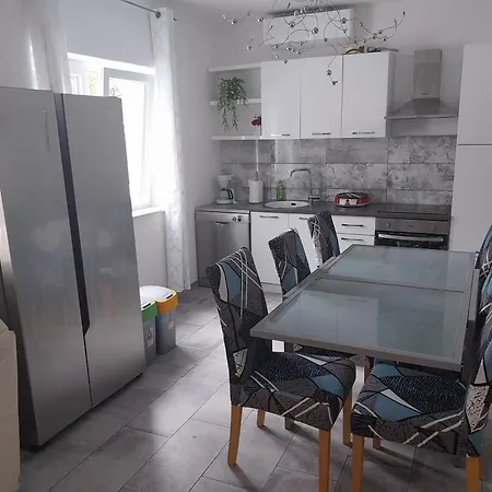 Brig 108 - Private Swimming Pool And Jacuzzi