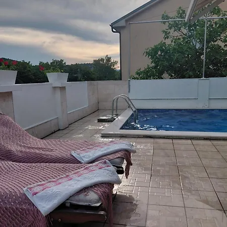 Brig 108 - Private Swimming Pool And Jacuzzi アパート リエカ