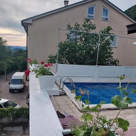 Brig 108 - Private Swimming Pool And Jacuzzi