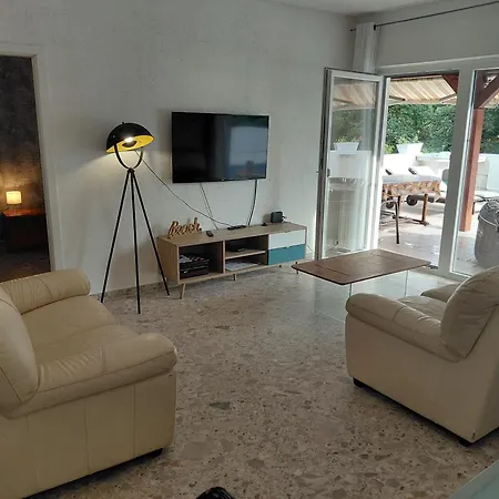 Brig 108 - Private Swimming Pool And Jacuzzi
