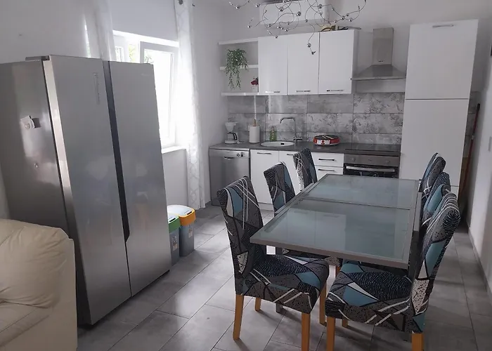 Brig 108 - Private Swimming Pool And Jacuzzi