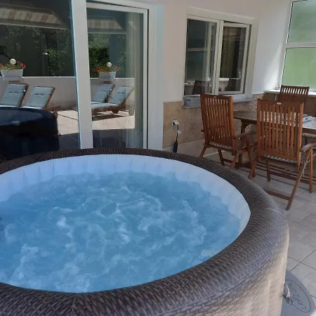 Brig 108 - Private Swimming Pool And Jacuzzi Apartment *