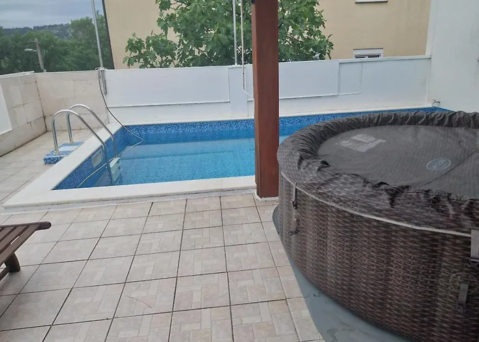 Brig 108 - Private Swimming Pool And Jacuzzi דירה *