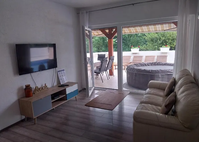 Brig 108 - Private Swimming Pool And Jacuzzi *